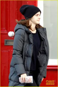Gaya Casual Emma Watson - Tetap Cantik Tanpa Make Up