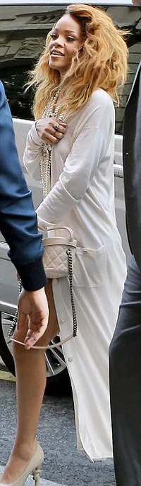 Gaya Casual Rihanna di Chanel Fashion Show - Mirip Jubah Mandi