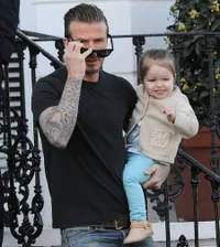 Gaya Centil Harper Seven Beckham di Gendongan Ayah