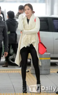 Gaya Fashion Aktris Cantik Kim Tae Hee di Airport