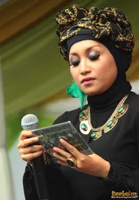 Gaya Hijab Septy Sanustika Istri Ahmad Fathanah - Serba Hitam