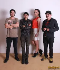 Gaya Keren Sophia Mueller Bareng Matari Band