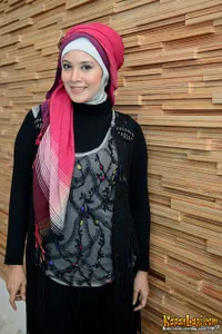 Gaya Kerudung ala Elma Theana - Makin Cantik