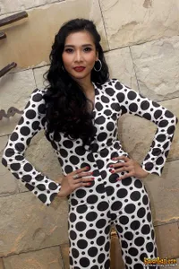 Gaya Mey Chan Saat Launching Single Baru - Serba Hitam Putih