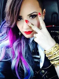 Gaya Rambut Ombre Keren ala Demi Lovato - Berani Beda