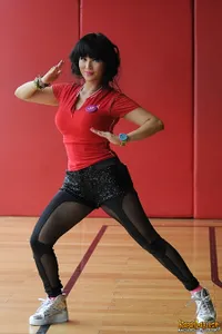 Gaya Seksi Energik Fifie Buntaran Saat Senam