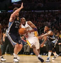 Gaya Selebriti Hollywood Menonton Pertandingan Basket