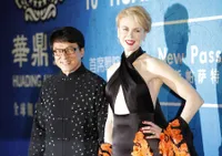 Gempita Para Selebriti Hollywood di Red Carpet Hauding Awards