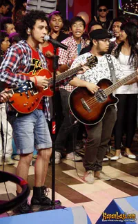 Giring Nidji Asyik Dengan Celana Pendek