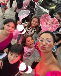 Hadiah Ulang Tahun Istimewa, 10 Potret Indah Kalalo Ajak Kedua Anaknya Nonton Konser BLACKPINK di Singapura - Ikut Joget 'Flower' Saat Jisoo Tampil