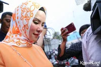 Hadiri Acara TV, Angel Lelga dan Fiki Alman Dikerumuni Awak Media