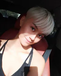 Hadiri American Music Awards, Agnezmo Santai Make Up di Mobil
