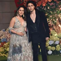 Hadiri Pesta, Potret Aryan Khan Anak Shahrukh Khan Pamer Dada Kala Dampingi Ibunda Jadi Sorotan - Mirip Ayahnya Banget