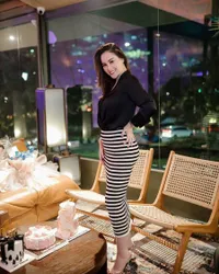 Hadiri Ulang Tahun Sahabat, Ini 8 Potret Jennifer Dunn Pamer Body Goals dalam Balutan Rok Ketat Bergaris - Makin Kurus Pasca Operasi Bariatrik
