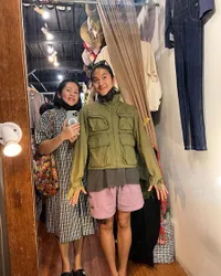 Hadiri Wisuda di Melbourne, Ini 8 Potret Kedekatan Dinda Kamil Manajer Iqbaal Ramadhan yang Dipanggil 'Ibu'