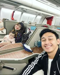 Hamil Anak Kedua Sekaligus Jadi Ibu Menyusui Untuk Baby Bible, Ini 7 Potret Liburan Felicya Angelista ke Korea Selatan - Asyik Piknik di Tepi Sungai