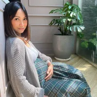 Hamil Anak Perempuan, 9 Potret Baby Bump Nola B3 yang Makin Besar - Jadi Bumil Cantik di Usia 43 Tahun
