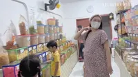 Hamil Besar Masih Sempat Belanja, 8 Potret Kesederhanaan Nella Kharisma yang  Borong Camilan di Toko Snack Kiloan