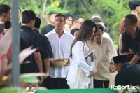 Hamish Daud Hadir di Pemakaman Ibu Raisa, Bawa Keranjang Bunga