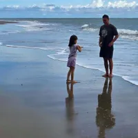 Hamish Daud Nikmati Momen Berdua Bareng Anak di Pantai, Habiskan Waktu Bersama