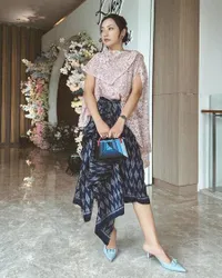 Hampir 40 Tahun, Potret Hesti Purwadinata yang Kini Makin Menawan - Hot Mama Body Goals Bikin Iri