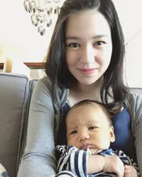 Hampir Dua Bulan, Baby Owen - Putra Laura Basuki Makin Imut Gemas