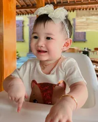 Hampir Setahun, 8 Potret Baby Gendhis Anak Nella Kharisma & Dory Harsa yang Wajahnya Makin Cantik Bule Banget!