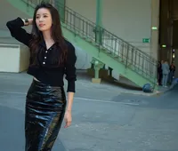 Han Hyo Joo di Paris, Serba Hitam & Foto Bareng Teman Yang Lovely