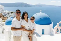 Hangat & Akrab, Susan Bachtiar Ajak Keluarga Liburan ke Santorini