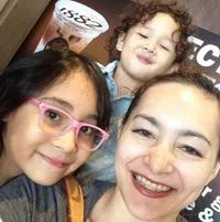 Hangat & Mengharukan, Temu Kangen Dewi Rezer Bersama 2 Buah Hati