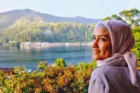 Hangat dan Romantis, Potret Keluarga Intan Nuraini di Danau Toba