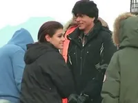 Hangat, Galeri Momen Manis SRK dan Kajol di Pasir Hitam Islandia