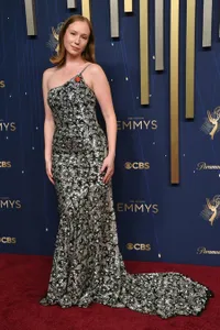 Hannah Einbinder Hingga Javier Bardem Warnai Emmy Awards 2025 dengan Dukungan untuk Palestina