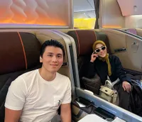 Hanya Sebentar di Indonesia, 8 Potret Syahrini Balik ke Singapore Naik First Class - Disambut Khusus bak di Drakor