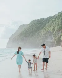 Happy Family! Intip 10 Foto Liburan Eksotis Chelsea Olivia dan Glenn Alinskie Bersama Anak-Anaknya di Bali