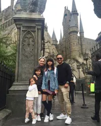 Hari Terakhir di Jepang, Mona Ratuliu dan Keluarga ke Hogwarts!