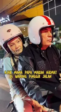 Harmonis Banget, Intip 9 Potret Ussy Sulistiawaty Ajak Mertua Dinner di Pinggir Jalan - Cari Makan Sambil Keliling Motoran