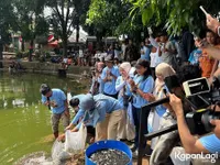 Harry Kiss Tebar Ribuan Ikan di Danau Dekat Makam Vidi Aldiano Sebagai Aksi Kebaikan