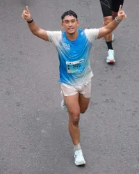 Haru Bahagia Daffa Wardhana Berhasil Selesaikan Sydney Marathon 2025 dengan Hasil Memuaskan