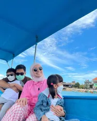 Healing Bareng Anak, Seperti Ini 8 Potret Keseruan Nycta Gina & Kinos Saat Liburan ke Bali