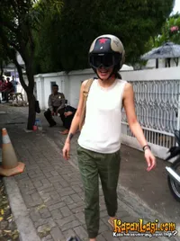 Heboh! Hot Mama Sophia Mueller Naik Motor Butut di Siang Hari 