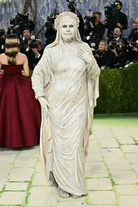 Heidi Klum Jadi Sorotan di Met Gala 2026, Tampil Bak Karya Seni Hidup