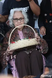 Henny Purwonegoro Berusaha Tegar di Pemakaman Suami, Sosok Totok Sardjan yang Setia Selama 60 Tahun