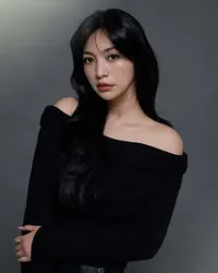 Hesti Purwadinata Mendadak Balik ke Setelan Model Saat Photoshoot di Studio Korea