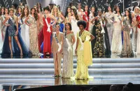 Highlight Miss Universe 2017: Dari National Costume - Pertanyaan