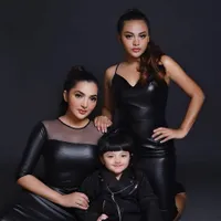 Hitam Elegan, Pemotretan Ashanty, Aurel dan Arsy Kompak Banget!