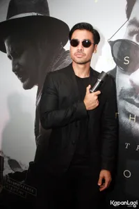 Hitam Kalem Cool, Gaya Chicco Jerikho Asli Bikin Cewek Baper