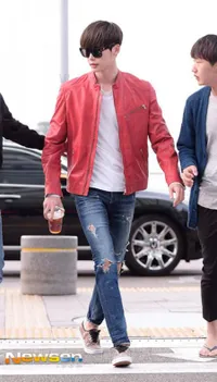 Hits Banget, Jeans Bolong Ini Jadi Item Wajib Artis Korea