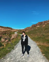 Hobi Travelling, Shaloom Razade Kunjungi Kynance Cove di Inggris