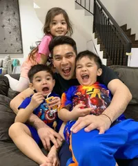 Hot Daddy Abis, Intip 8 Potret Ganteng Jonathan Frizzy yang Tetap Menawan di Usia 39 Tahun